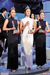 左起-三甲得主亞軍 13號朱盈菲、冠軍 8號田桐及季軍 5號李若凝在台上齊晒獎座