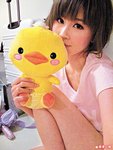 Theresa連日更新網誌，上一篇文章更配上親吻毛公仔的照片