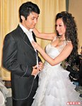 Lavina細心替翟鋒整理衣襟，面對身材驕人的 Lavina，翟鋒不敢斜視