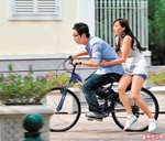 馬浚偉在劇中以單車載?陳法拉脫險，贏得伊人一吻