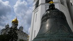 200噸重的沙皇大鐘,鐘的表面鑄出沙皇阿列克謝 和女皇安娜的浮雕像。大鐘鑄成至今從未響過，但在 1737年發生了一場大火，據說有人用水潑向火紅炙 熱的沙皇鐘，結果沙皇鐘應聲破裂。那塊剝落的大 碎片重達11.5噸。