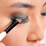 深綠色眼影粉掃在眼線位，再以帶金閃綠色掃在眼蓋位暈開