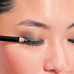 以深綠色眼線筆，畫上略粗眼線，令眼妝看來有多層次感