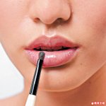 唇妝偏向簡單，帶粉紅唇妝最能突出綠色煙薰眼層次美