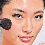 胭脂為突出輪廓，於顴骨位以橫向方式掃開