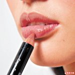 唇色亦可偏紅，懶一點加少少透明唇彩便足夠