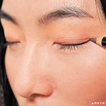 淡啡色眼影掃於整個眼蓋位，再畫上幼黑眼線