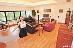 客廳佔地達 400方呎，家具僅佔一隅，周邊餘下大量活動空間