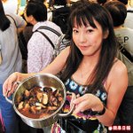 美食節 09200隻鮑魚仔 2分鐘派清-切得大大粒的冬菇不停供人試食