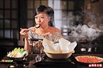 二人份量，包一碟 180g綾和牛肉、前菜沙律、雜菜、飯或烏冬、水果或雪糕