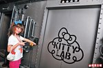 面前這部 Kitty𨋢，會模擬上升三層樓後，帶你進入模擬城市