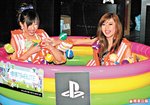 Rainbow（右）昨日和 E Cup Baby一同出席活動時，她在波波池中突襲 E Cup Baby