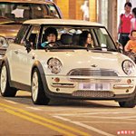 有傳男友的 Mini Cooper座駕都由周秀娜付款，她堅稱二人財政獨立