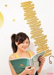 將金色的抽象樹枝浮雕貼於居室，以增加屋企的藝術氣氛