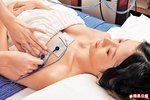 於胸部貼上傳導儀器，正常來說會貼四塊，乳暈不用貼