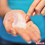 泡沫狀的噴霧輕輕拍上肌膚即吸收，不會四圍流