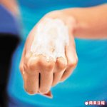 面膜剛擠出時是膏狀，時間夠了，面膜會自動氧化成泡沫，這時候便可洗掉，不用看鬧鐘計時