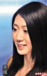 染髮後， Model全頭長髮色澤也染得均勻，髮尾也變回深朱古力色。 Alia：「效果不錯，不過如果附贈的頭髮美容液份量多一點會更佳。」