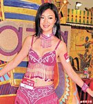 葉翠翠出席在屯門市廣場舉行的活動，她身穿低胸肚皮舞裝，令其胸前偉大