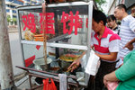 鷄蛋餅係遼寧省多個巿地方都有得買的街頭小吃,饀料有甜辣醬、芫茜沖、油炸鬼、加香腸收5蚊，為咗趕時間我都當飯食咗好多餐.
DSC_0725