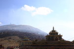 五明佛學院海拔4000米以上. 僧舍以佛學院的大經堂為中心, 密密麻麻搭建紅色小木屋, 是數千名僧侶和尼姑的住所.20151016091622_IMG_7927