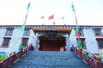 斯古拉寺院--喇嘛寺建於公元779年, 相傳初為唐時百偌雜衲在嘉絨藏區譯經傳法時修建的石塔.