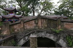 奈何橋始建於明朝永樂年間(1403-1424 年), 原為寥陽殿附屬建築.傳說人去世便要喝下孟婆湯,過了奈河橋就將前世忘卻,投向新生.