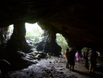 蓮麻坑礦場的礦洞由大小不同的水平巷道和洞穴組成, 約有6個洞穴入口分佈在鹿湖山上. 最低的一號礦洞入口在邊界路旁邊. 最大係呢個六號礦洞, 由3個約6至8米高洞口連接而成, 內裏四通八逵.
P1180014