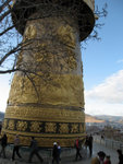獨克宗龜山轉經筒，世界之最轉經筒，高21公尺，重60噸，筒身是純銅鍍金浮雕各種藏傳佛教中的人物,法器和故事 IMG_4174