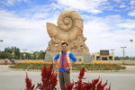 廣場中央的格尔木城巿雕塑-滄海桑田,一個巨大的貝殼,象徵着這里滄海桑田的巨變.
IMG_9237