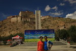 江孜地標是位於古城中央的宗山,首先來到宗山前的廣場「宗山廣場」,廣場上矗立著江孜宗山英雄紀念碑,紀念碑的三面分別用漢語、藏語、英語書寫碑名.

IMG_9773