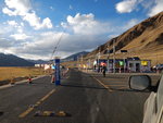新藏公路沿途翻越5000米以上的大山5座,冰山逹坂16個,冰河44條,穿越無人區几百公里,是世界上海拔最高,路段最艱險的公路之一. 

DSCN1977