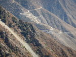 經過第一個海拔5008米的東逹山埡口,下山不久又到九曲十三彎的上山路段,這段路臨崖盤山而上,有不少是隠蔽急彎要响鞍警示其他車輛.
DSCN8146
