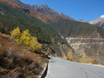 駛過海拔3911米的覺巴山,下山的路不比上山輕鬆,飛石路段上急彎不斷.山腳是如美鎮.
DSCN8176