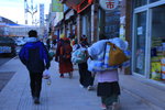 這三位藏民話要行路由芒康去拉薩,話用十天時間,真不可思議.
IMG_0914