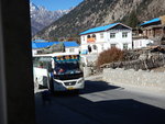 終於攔到車了,依家西藏車有公安跟車,不可以超過17位乘客,幸好有位否則唔知點算.
DSCN8092
