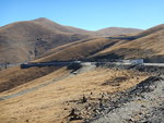 遠處的山峰上,有個圓形的建築物,那就是世界上海拔最高的羊湖水力發電站,它利用羊湖與雅魯藏布江之間高逹840公尺的落差進行水力發電.
DSCN7320