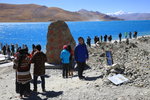 羊湖不設門票, 但拍攝羊湖石碑時收費，藏民要收費$5，我離遠影就算啦。IMG_9957