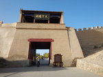 嘉峪關是古'絲綢之路'的交通要衝.在這里,兩千多年前開闢的中國與西方經濟文化交流的'絲綢之路'及歷代兵家征戰的'古戰場'烽燧依稀可見.
DSCN6313