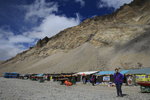 聽藏民說帳蓬每年賺30萬,要向珠峰管理局每年交10萬,5-10月落雪便封山,帳篷便要搬走下山. 
IMG_9942