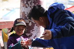 當你請西藏小朋友吃糖時，佢哋總想要多啲，原來佢哋係留返俾父母家人，好孝順。
IMG_1744