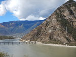 雅魯藏布大峽谷,發源於喜馬拉雅山北坡傑馬央宗冰川的雅江,奔流了2000多公里到林芝、米林、墨脫三县的交界點時,急轉120度向西北流去.DSCN7803