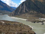 整個峽谷的海拔高度由峽谷入口派鎮到巴昔卡出境處,在直線距離只有40公里的範圍內,河牀陡直降落近三千米.DSCN7813