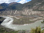 雅魯藏布是世界上最長的河流峽谷,高峰與深谷交錯,強烈反差中,世界第一的壯觀就這樣浮出峽谷. 
DSCN7840