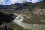 雅魯藏布江發源於西藏喜馬拉雅山脈北麓的傑馬央宗冰川,上游稱馬泉河,自西向東橫貫西藏南部,於墨脫以北切穿喜馬拉雅山,轉而南流,形成雅魯藏布大峽谷..
IMG_0236