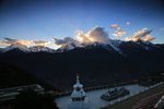 1991年中日登山隊淮備登頂時,雪山下公路跪滿了藏族信徒阻止登山,雪崩將17名隊員埋下雪下. 
IMG_1289