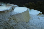 白水台是世界最大的華泉台地之一,由溶解於泉水中的碳酸氫鈣經光合作用,歷千年沉積而成.
IMG_1524