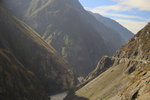 虎跳峽分為上虎跳、中虎跳、下虎跳3段.江水被玉龍、哈巴二大雪山所挾峙,海拔高差逹3900多米,是中國最深的峽谷之一. 
IMG_1696