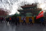 人民公園,一班人跟住支旗,圍住公園轉圈
IMG_0151