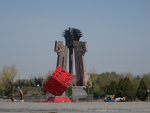 西拉木倫園另一座雕塑位于廣場北面的湖心島上,是由三架赭紅色的巨大馬頭琴頂起一本"厚重"的青銅大書.馬頭琴是一種古老而神奇旳樂器,發音似大提琴,所以,外國人稱它是"蒙古人的馬頭琴.
DSCN2994